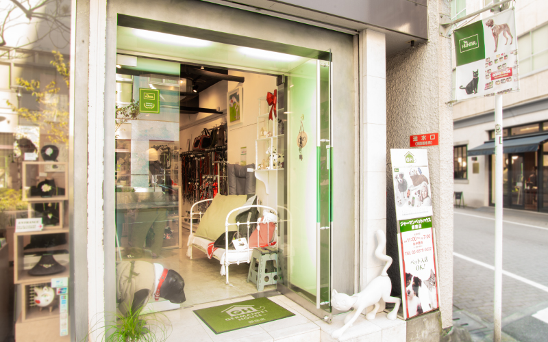 銀座中央通り近くの路面店。愛犬・愛猫と一緒にご来店されるお客様が多くいらっしゃいます。
